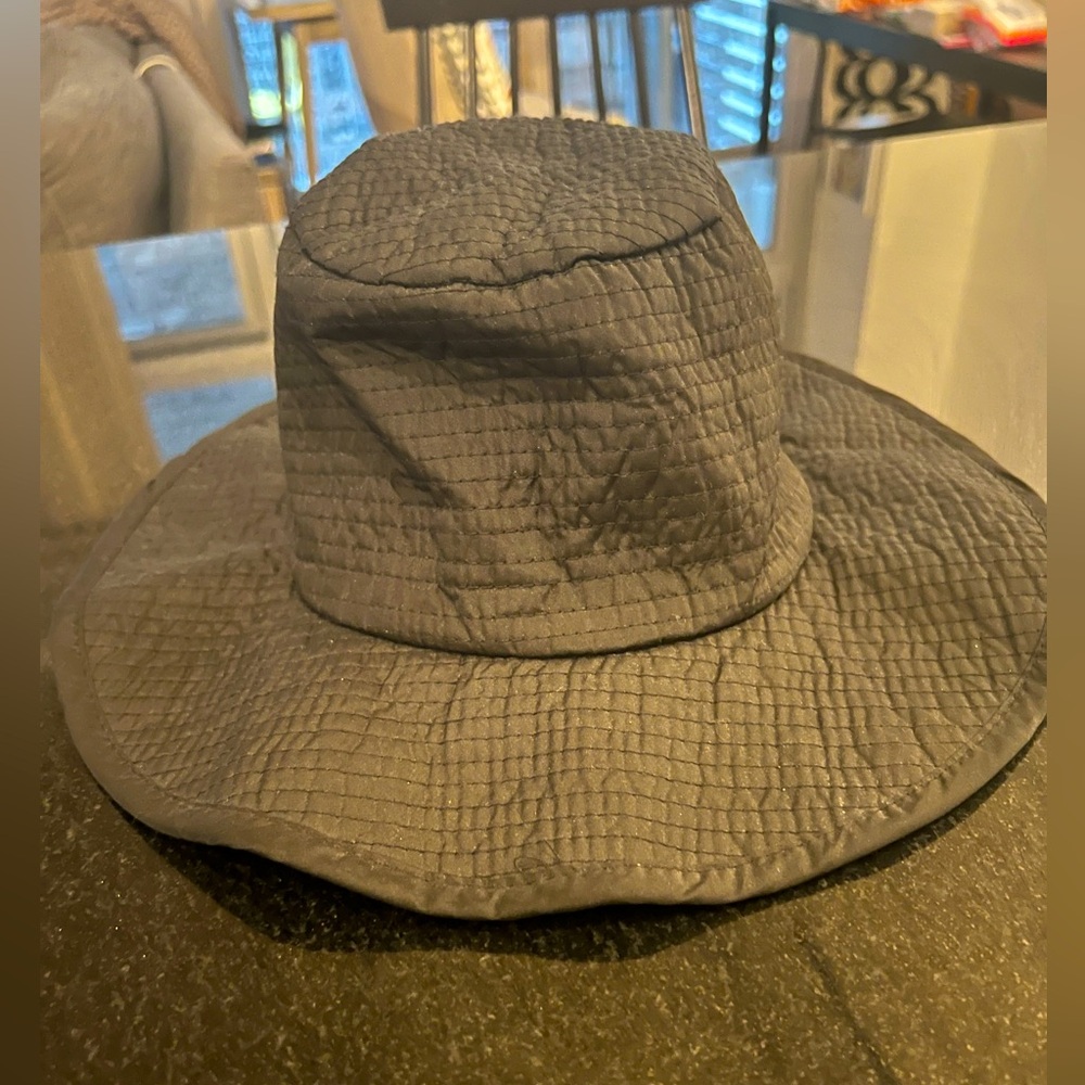 Lightweight summer hat with brim